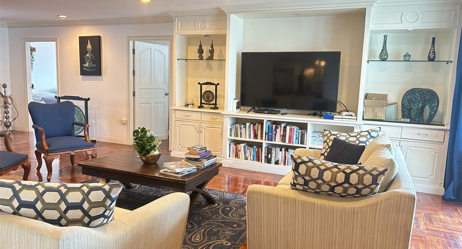 For rent 3 bedrooms condo in Khlong Toei, Bangkok
