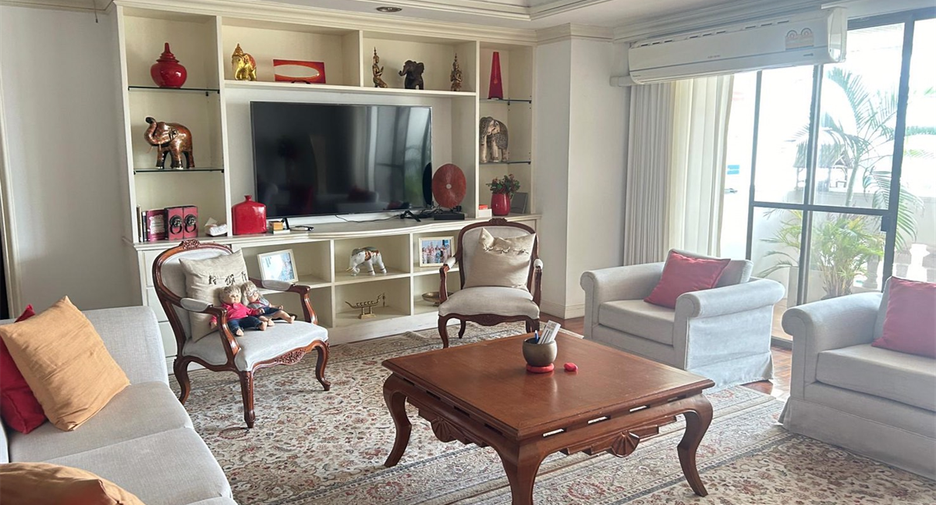 For rent 3 bedrooms condo in Khlong Toei, Bangkok