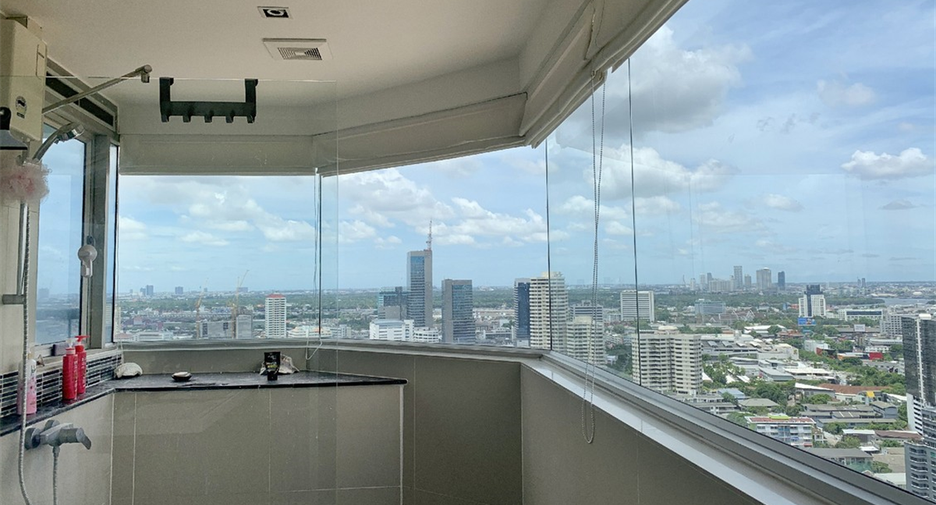 For rent 3 ベッドルーム condo in Khlong Toei, Bangkok