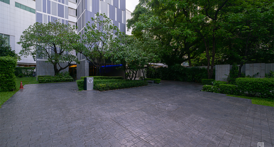 For rent 3 bedrooms condo in Khlong Toei, Bangkok