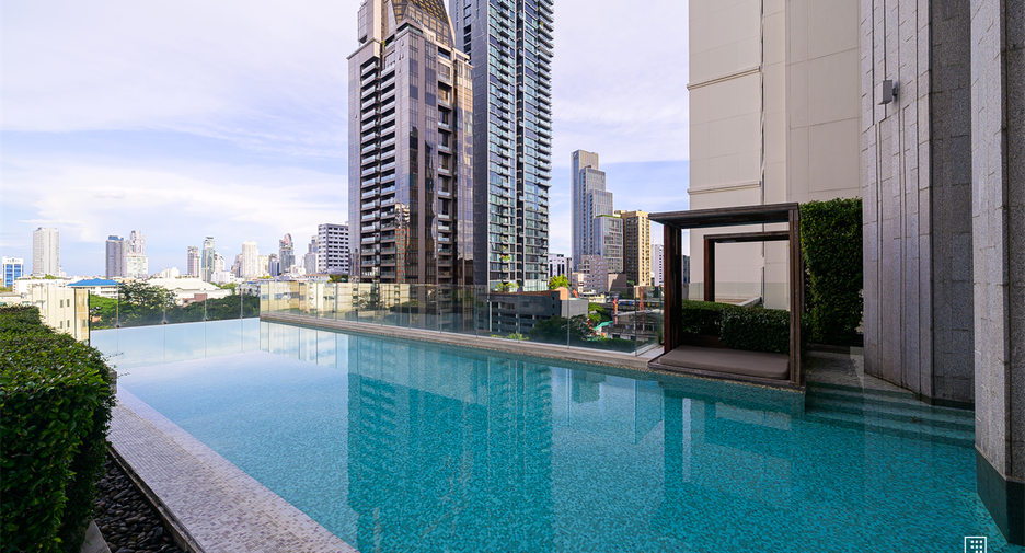 For rent 3 bedrooms condo in Khlong Toei, Bangkok
