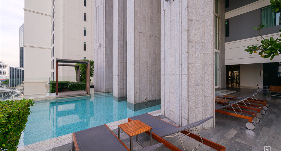 For rent 3 bedrooms condo in Khlong Toei, Bangkok