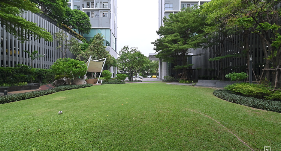 For rent 2 bedrooms condo in Phra Khanong, Bangkok