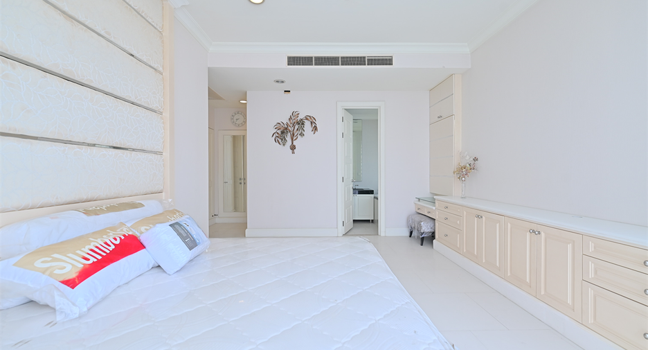 For rent 3 bedrooms condo in Watthana, Bangkok
