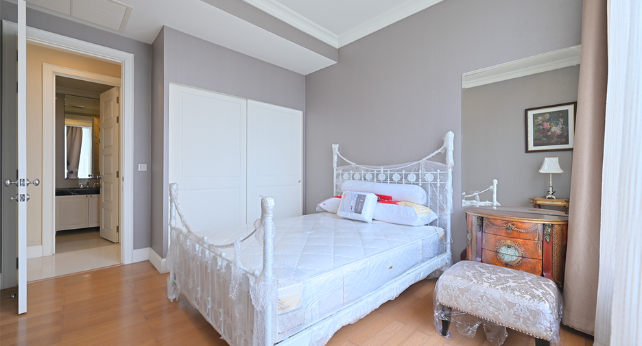 For rent 3 bedrooms condo in Watthana, Bangkok