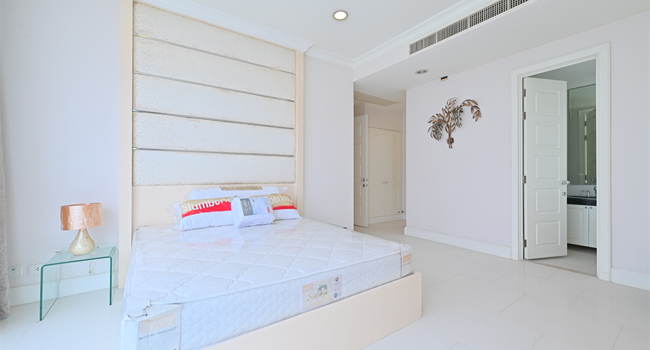 For rent 3 bedrooms condo in Watthana, Bangkok