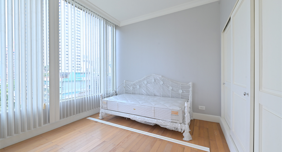 For rent 3 bedrooms condo in Watthana, Bangkok