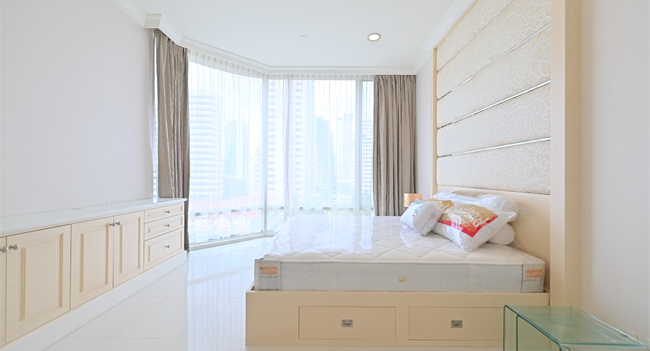 For rent 3 bedrooms condo in Watthana, Bangkok