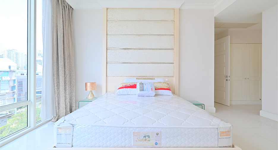 For rent 3 bedrooms condo in Watthana, Bangkok
