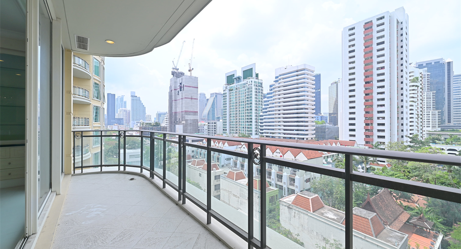 For rent 3 bedrooms condo in Watthana, Bangkok