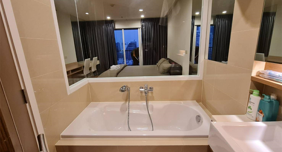 For rent 3 bedrooms condo in Watthana, Bangkok