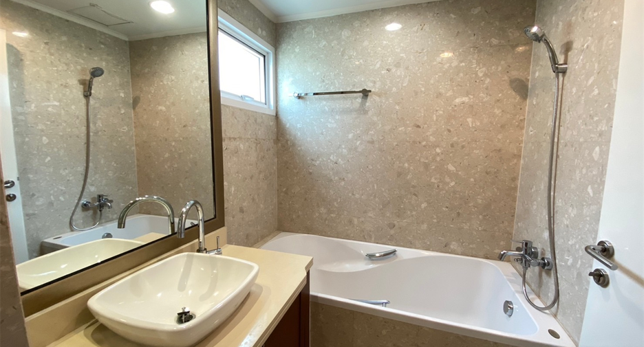 For rent 2 bedrooms condo in Pathum Wan, Bangkok