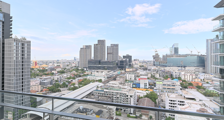 For rent 3 bedrooms condo in Phra Khanong, Bangkok