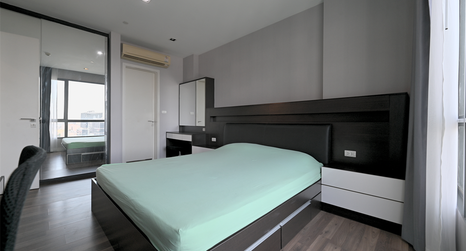 For rent 3 bedrooms condo in Phra Khanong, Bangkok