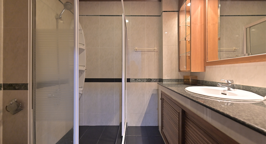 For rent 2 bedrooms condo in Khlong Toei, Bangkok