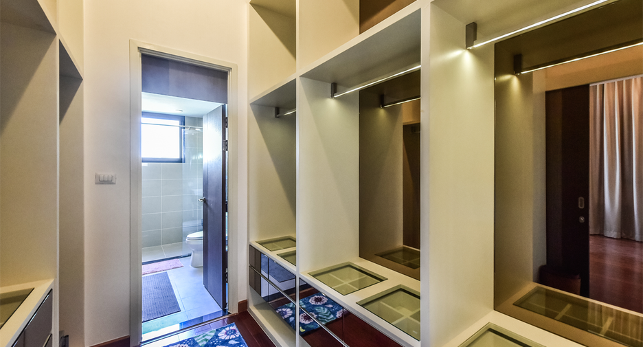 À louer 4 chambres condo à Sathon, Bangkok