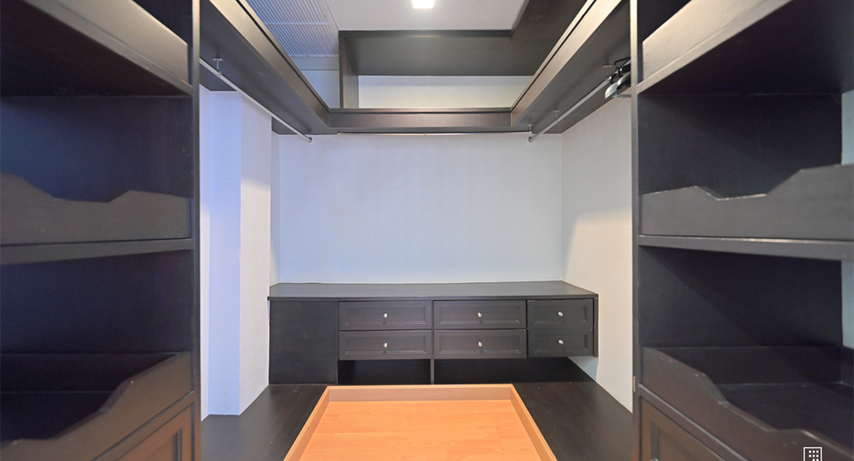 Condo en alquiler de 3 habitaciones en Khlong Toei, Bangkok