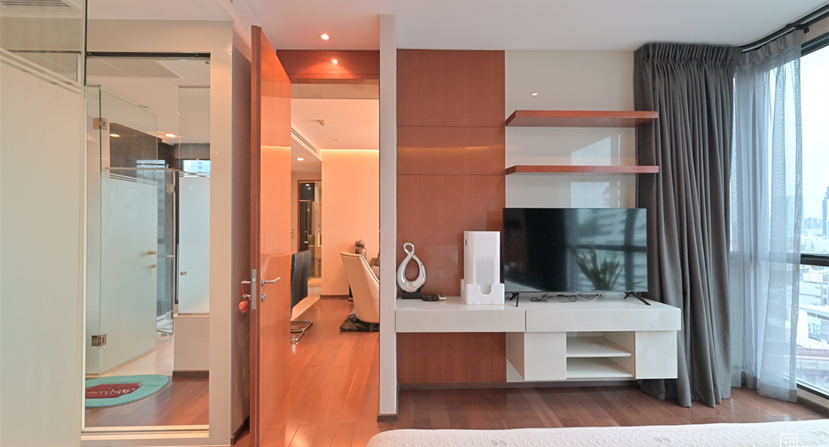 For rent 2 bedrooms condo in Khlong Toei, Bangkok