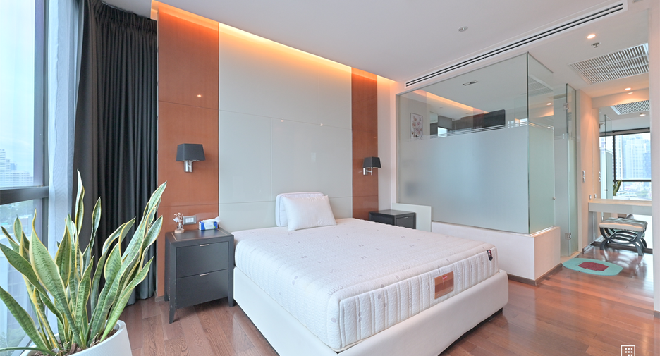 For rent 2 bedrooms condo in Khlong Toei, Bangkok