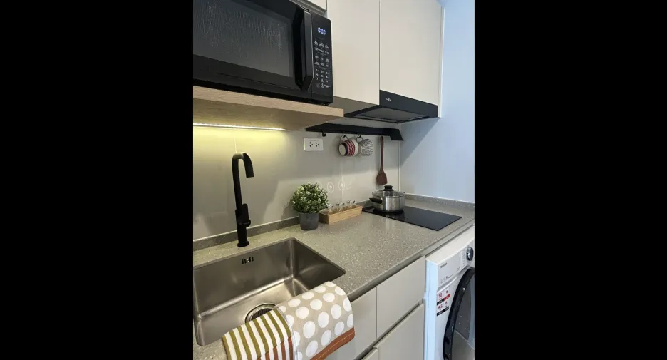 Wohnung zur Miete mit Studio in Khlong Toei, Bangkok