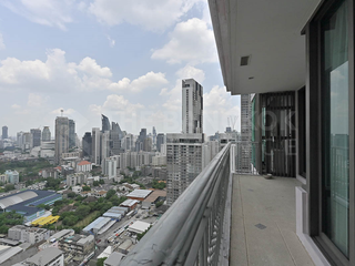 Condo en alquiler de 3 habitaciones en Khlong Toei, Bangkok