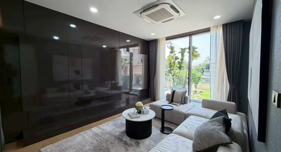 For sale 4 bedrooms house in Lat Krabang, Bangkok