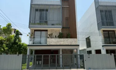 For sale 4 bedrooms house in Lat Krabang, Bangkok