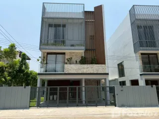 À vendre 4 chambres maison à Lat Krabang, Bangkok