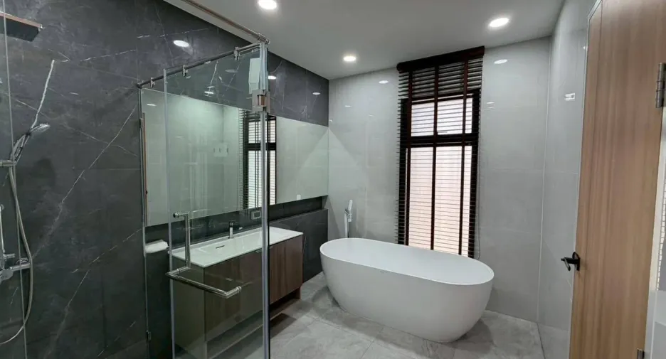 For sale 4 bedrooms house in Lat Krabang, Bangkok