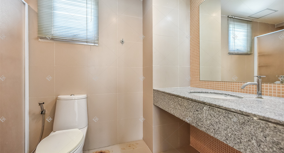 For sale 3 bedrooms condo in Watthana, Bangkok