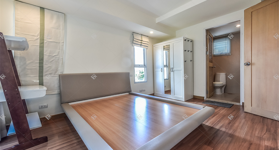 For sale 3 bedrooms condo in Watthana, Bangkok