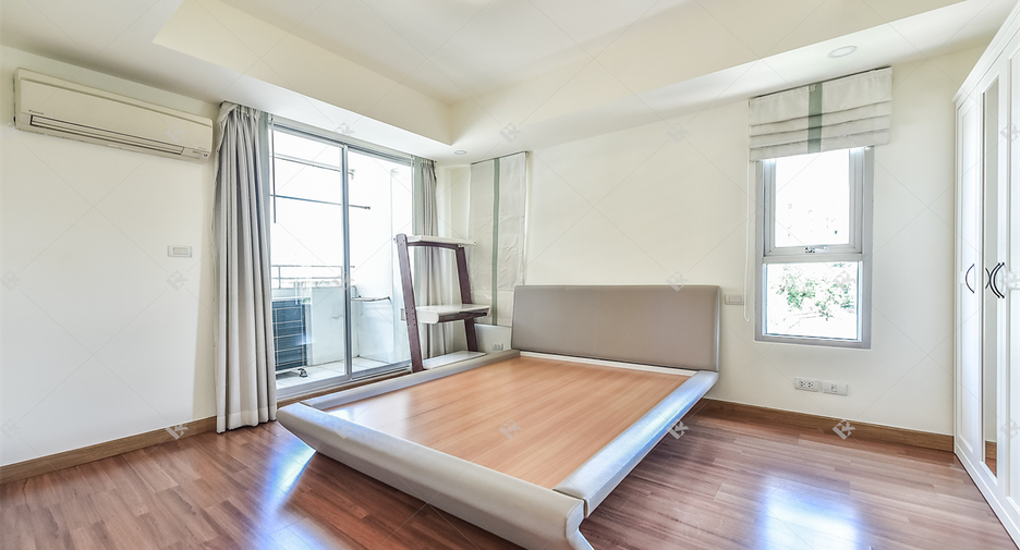 For sale 3 bedrooms condo in Watthana, Bangkok
