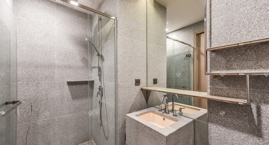 For sale 3 ベッドルーム condo in Pathum Wan, Bangkok