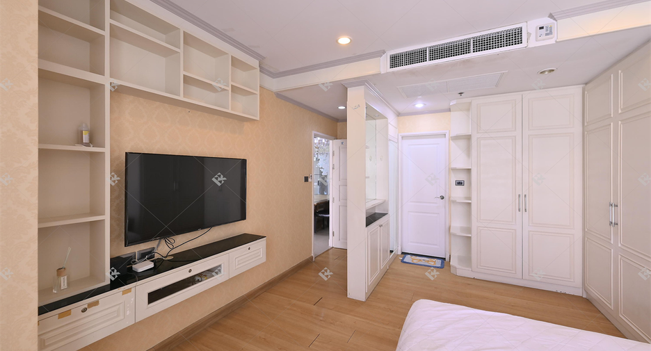 À vendre 3 chambres condo à Huai Khwang, Bangkok