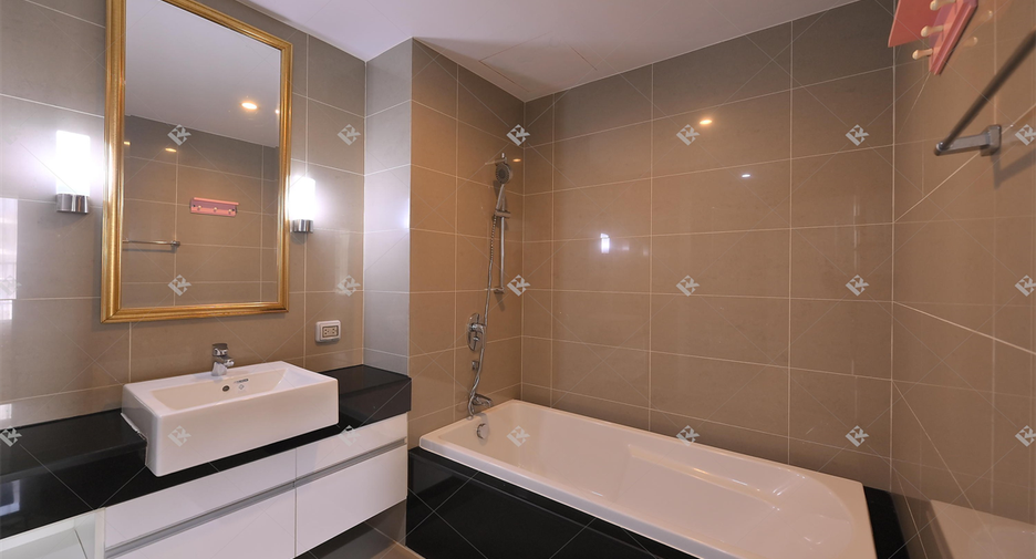 À vendre 3 chambres condo à Huai Khwang, Bangkok
