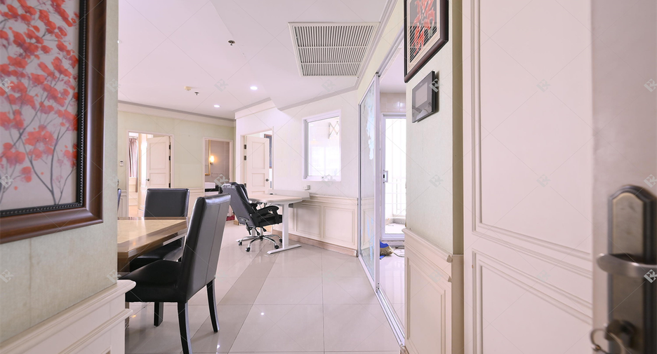 À vendre 3 chambres condo à Huai Khwang, Bangkok