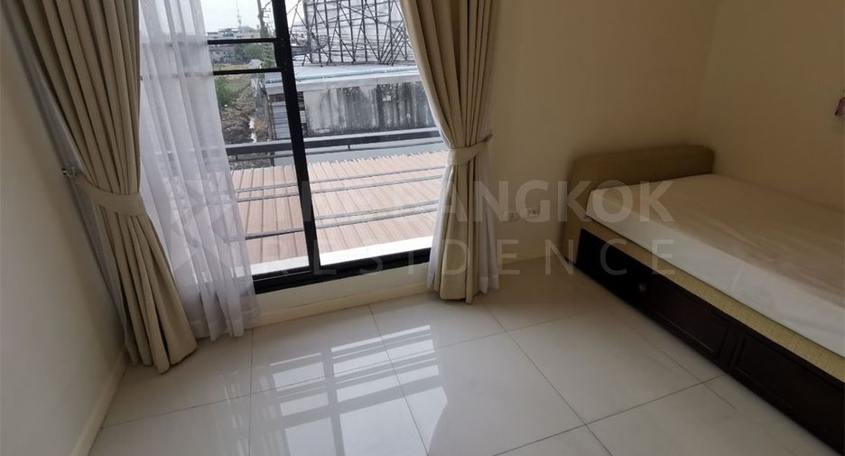 À vendre 2 chambres condo à Huai Khwang, Bangkok