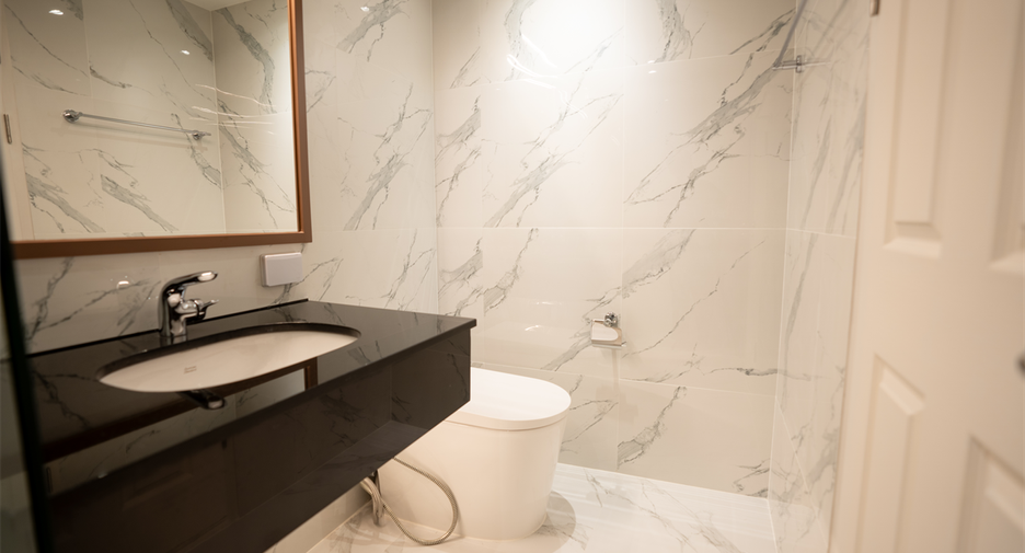 For sale 3 bedrooms condo in Huai Khwang, Bangkok