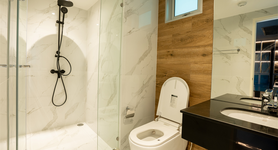 For sale 3 bedrooms condo in Huai Khwang, Bangkok