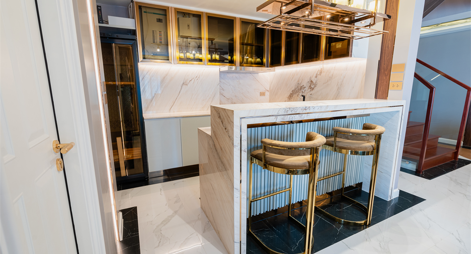 For sale 3 bedrooms condo in Huai Khwang, Bangkok