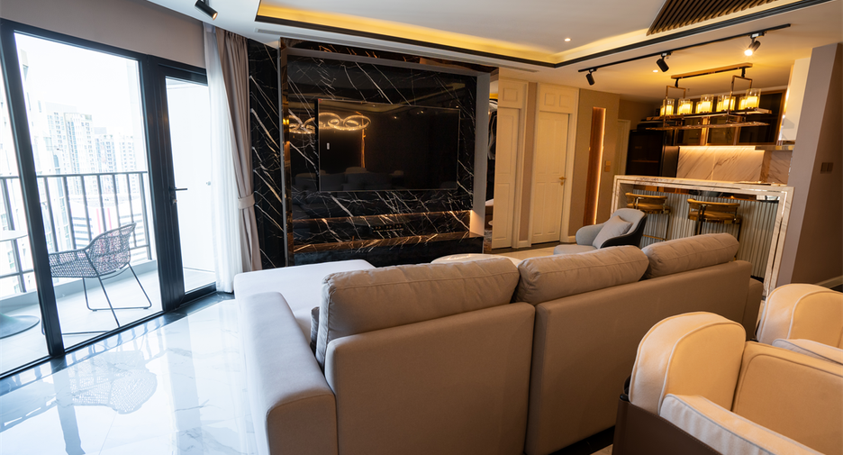 For sale 3 bedrooms condo in Huai Khwang, Bangkok