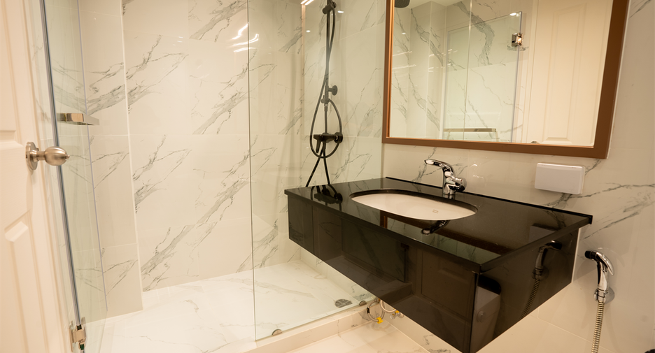 For sale 3 bedrooms condo in Huai Khwang, Bangkok