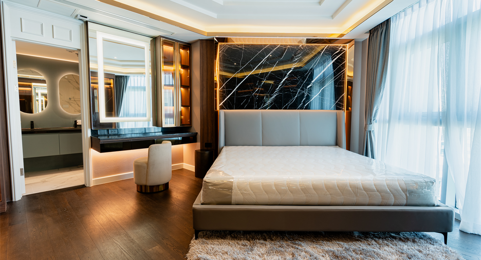 For sale 3 bedrooms condo in Huai Khwang, Bangkok