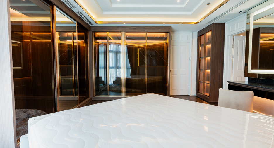 For sale 3 bedrooms condo in Huai Khwang, Bangkok