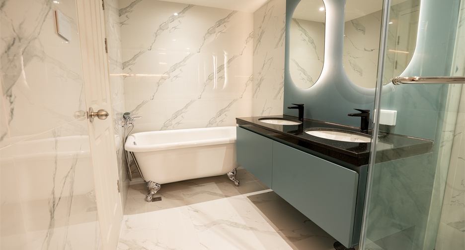 For sale 3 bedrooms condo in Huai Khwang, Bangkok