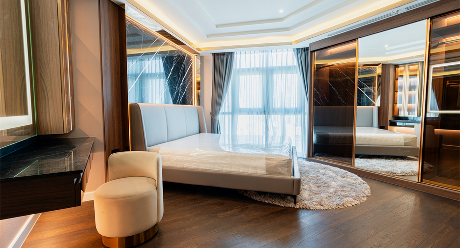 For sale 3 bedrooms condo in Huai Khwang, Bangkok