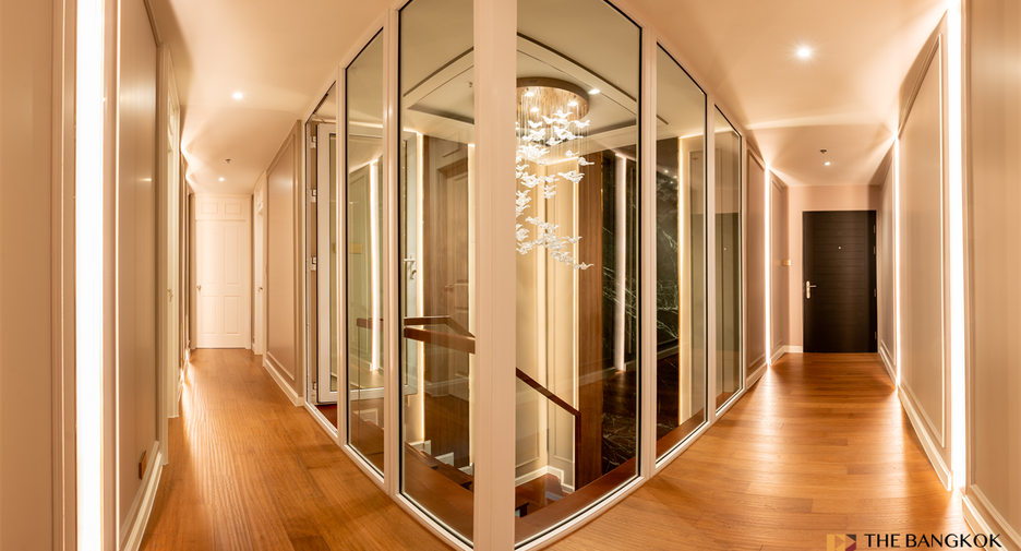 For sale 3 bedrooms condo in Huai Khwang, Bangkok