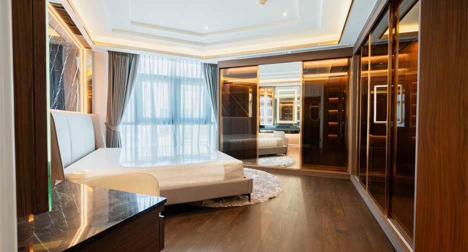 For sale 3 bedrooms condo in Huai Khwang, Bangkok