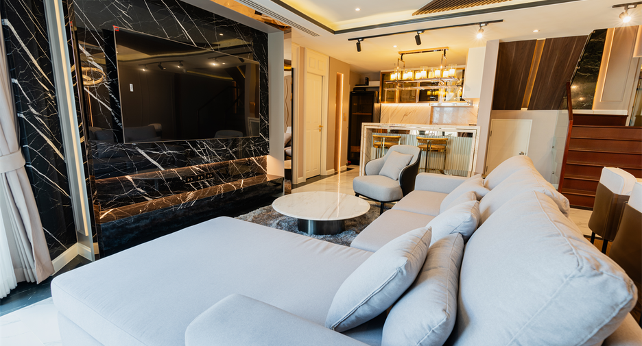For sale 3 bedrooms condo in Huai Khwang, Bangkok