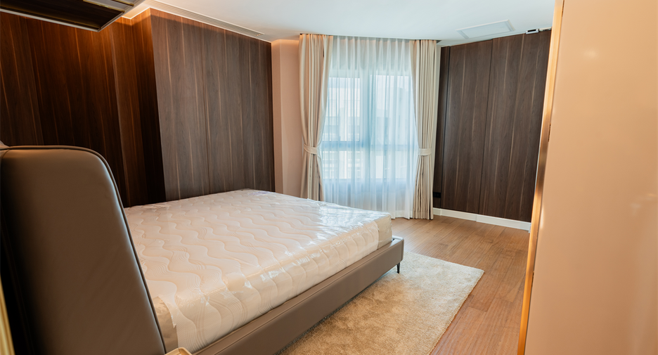 For sale 3 bedrooms condo in Huai Khwang, Bangkok